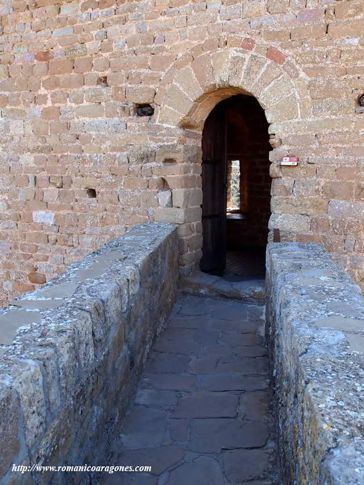 PUERTA ELEVADA ACCESO A TORRE DEL HOMENAJE, EN LIENZO OESTE